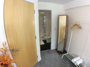 bagno con servizi igienici, lavandino e specchio di Igloo ViewPoint II City Centre Retreat + Parking a Sheffield