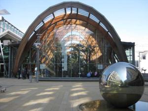un grande edificio con una palla di acciaio davanti di Igloo ViewPoint II City Centre Retreat + Parking a Sheffield