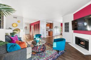 sala de estar con sofá y chimenea en Beverly Hills Chic 2 bed 2bath with Patio and Parking 309, en Los Ángeles