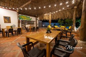 un restaurante con mesas, sillas y luces en Marazao Beach Hotel & Spa en Tierra Bomba