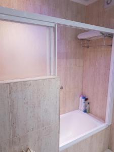 uma casa de banho com um chuveiro e uma bancada branca em Playa Samil Vigo Reformado 2016 em Vigo
