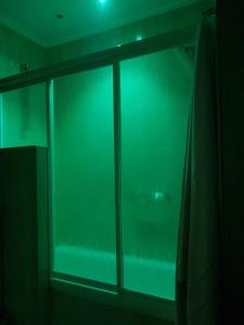una ventana de cristal en una habitación oscura con luz verde en Playa Samil Vigo Reformado 2016 en Vigo