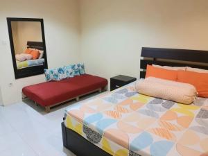 バトゥにあるVilla Batu Iggyのベッドルーム1室(ベッド1台、椅子、鏡付)
