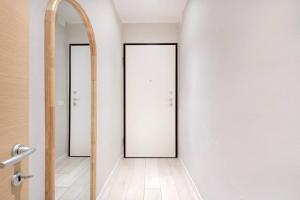 un corridoio con due specchi sul muro di Red Ferrari House - City center a Modena Altre 20 foto