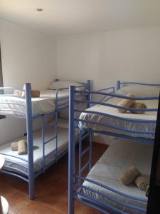 Двухъярусная кровать или двухъярусные кровати в номере Las Vistas