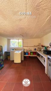 cocina grande con suelo de baldosa roja en una habitación en Cabaña Privada o Casa Privada Tana en Prado