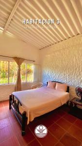 ein Schlafzimmer mit einem großen Bett in einem Zimmer in der Unterkunft Cabaña Privada o Casa Privada Tana in Prado