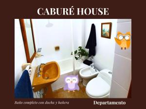 y baño con aseo blanco y lavamanos. en Caburé House en Salta