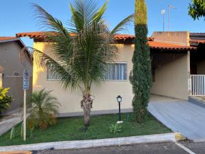 un palmier devant une maison dans l'établissement CASA em CALDAS NOVAS, à Caldas Novas