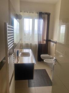 La salle de bains est pourvue d'un lavabo, de toilettes et d'une fenêtre. dans l'établissement La Casa di Anna, à Avilla