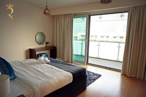 - une chambre avec un lit et une grande fenêtre dans l'établissement Your 2BR Luna Retreat with Beach Access in Al Rahba, à Abu Dhabi