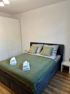 sypialnia z łóżkiem z ręcznikami w obiekcie 2-bedroom Apartament Warszawa Praga w Warszawie