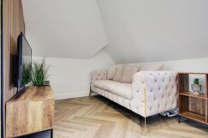 sala de estar con sofá y TV en Mount Lodge, en Bournemouth
