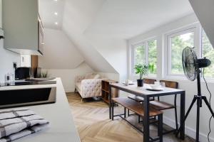 Mount Lodge في بورنموث: مطبخ وغرفة معيشة مع طاولة في غرفة