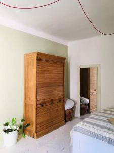 - une chambre avec une grande commode en bois à côté d'un lit dans l'établissement Byt v srdci Žižkova Praha 3, à Prague