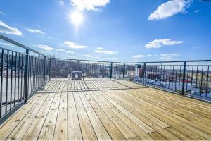 Зображення з фотогалереї помешкання Spacious 3Bedroom Duplex with Rooftop Deck! у Вашингтоні