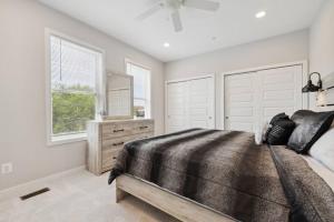 Ảnh trong thư viện ảnh của Spacious 3Bedroom Duplex with Rooftop Deck! ở Washington