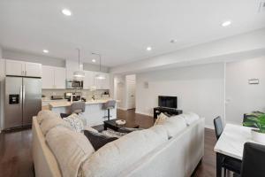 Coin salon dans l'établissement Spacious 3Bedroom Duplex with Rooftop Deck!