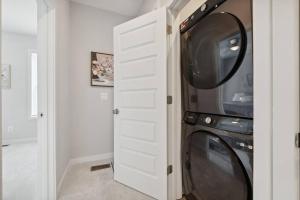 una lavanderia con lavatrice e asciugatrice di Spacious 3Bedroom Duplex with Rooftop Deck! a Washington