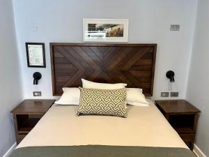 sypialnia z łóżkiem z drewnianym zagłówkiem w obiekcie Casa Montes San Blas w Cuzco
