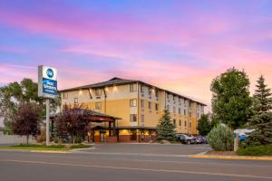 un hôtel avec un panneau devant un bâtiment dans l'établissement Best Western Golden Prairie Inn and Suites, à Sidney
