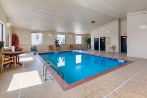 duży basen z niebieską wodą w budynku w obiekcie Best Western Golden Prairie Inn and Suites w Sidney