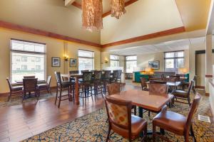 jadalnia ze stołami, krzesłami i oknami w obiekcie Best Western Golden Prairie Inn and Suites w Sidney