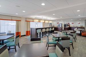 un restaurante con mesas y sillas y un bar en Best Western Plus Chicagoland - Countryside en Countryside