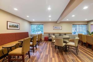 Posezení v ubytování Best Western Plus Windjammer Inn & Conference Center + 37 fotografií