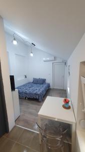 Habitación con cama y mesa. en Molders Apartments, en Belgrado