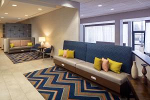 a lobby with a couch in a waiting room at Hampton Inn & Suites Parker in Parker