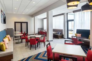 un comedor con mesas y sillas rojas en Hampton Inn & Suites Parker en Parker