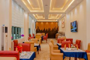 un restaurante con mesas y sillas en una habitación en DALOBI HOTEL AND SUITES, 