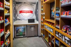 酒店内部或周边的超市或其他商店