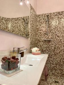 ein Bad mit einem Waschbecken und einer Dusche in der Unterkunft La Vista del Mare - Puglia Mia Apartments in Monopoli