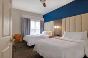 una camera d'albergo con due letti e una finestra di Homewood Suites by Hilton Jackson-Ridgeland a Ridgeland