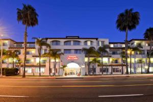 ein Gebäude mit Palmen vor einer Straße in der Unterkunft Hampton Inn & Suites San Clemente in San Clemente
