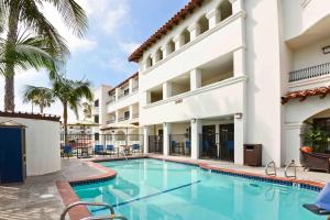 ein Pool vor einem Hotel in der Unterkunft Hampton Inn & Suites San Clemente in San Clemente