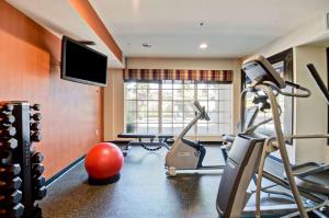 einen Fitnessraum mit Kardiogeräten und einem Flachbild-TV in der Unterkunft Hampton Inn & Suites San Clemente in San Clemente