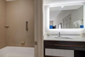 La salle de bains est pourvue d'un lavabo et d'un miroir. dans l'établissement Homewood Suites by Hilton Jackson-Ridgeland, à Ridgeland