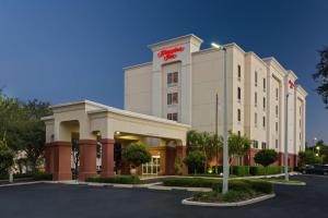 une vue frontale sur un hôtel dans l'établissement Hampton Inn Leesburg Tavares, à Leesburg