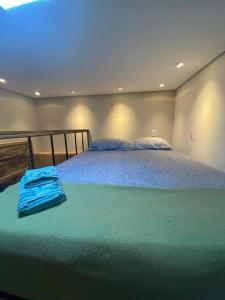 Una cama o camas en una habitación de Hostel 364 Santos Dorm Privativo 2 com Alexa