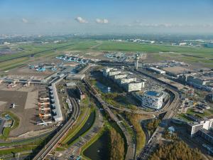 Luftblick auf einen Flughafen mit Gebäuden und Straßen in der Unterkunft Hilton Amsterdam Airport Schiphol in Schiphol