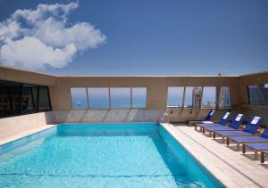 una piscina con sillas azules y un edificio en Homewood Suites by Hilton Chicago Downtown - Magnificent Mile en Chicago