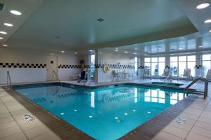 una gran piscina en una habitación de hotel en Hilton Garden Inn Owings Mills, en Owings Mills