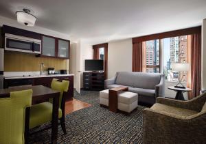 Habitación de hotel con cocina y sala de estar. en Homewood Suites by Hilton Chicago Downtown - Magnificent Mile en Chicago
