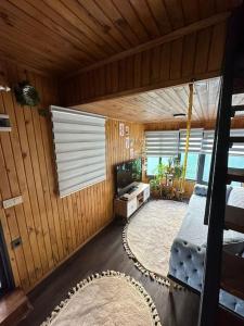 um quarto com uma cama e uma televisão num quarto em Havuzlu kiralık Tinyhause em Çekme