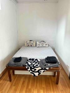 ein kleines Bett in einem kleinen Zimmer mit zwei Kissen in der Unterkunft Relax from barcelona in Barcelona