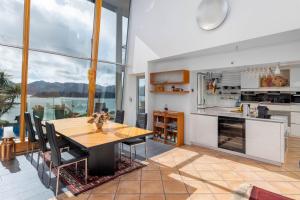 Majoituspaikan The Bolthole - Charteris Bay Holiday Home keittiö tai keittotila