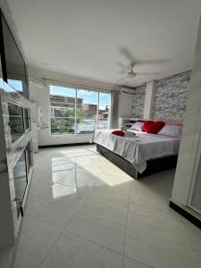 1 dormitorio con cama y ventana grande en HOTEL LA CANCHITA, en Puerto Triunfo